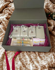 Lustlys Adventskalender öppen liggandes på en säng