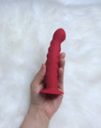 Hand håller i Lustlys egna Dildo