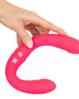 En hand håller i en Couples Choice Double Vibrator