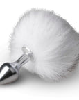 Liggandes Bunny Tail Plug No. 1 White mot vit bakgrund.