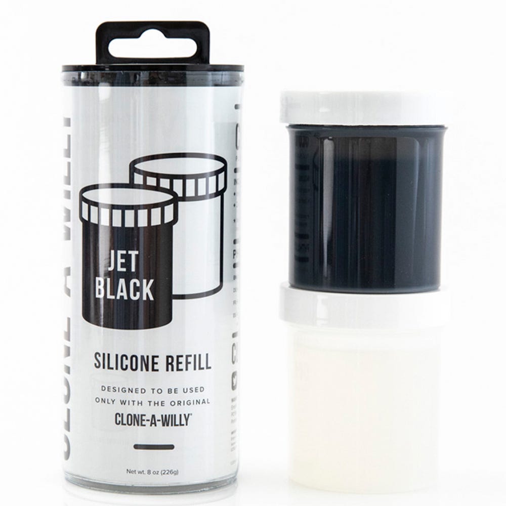 Clone-A-Willy Refill Jet Black Silicone ståendes mot vit bakgrund.