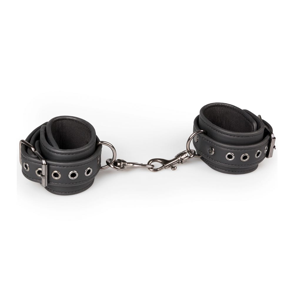 Easytoys Black Leather Handcuffs mot vit bakgrund