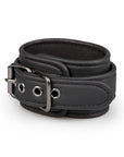 Detaljbild av en boja från Easytoys Black Leather Handcuffs