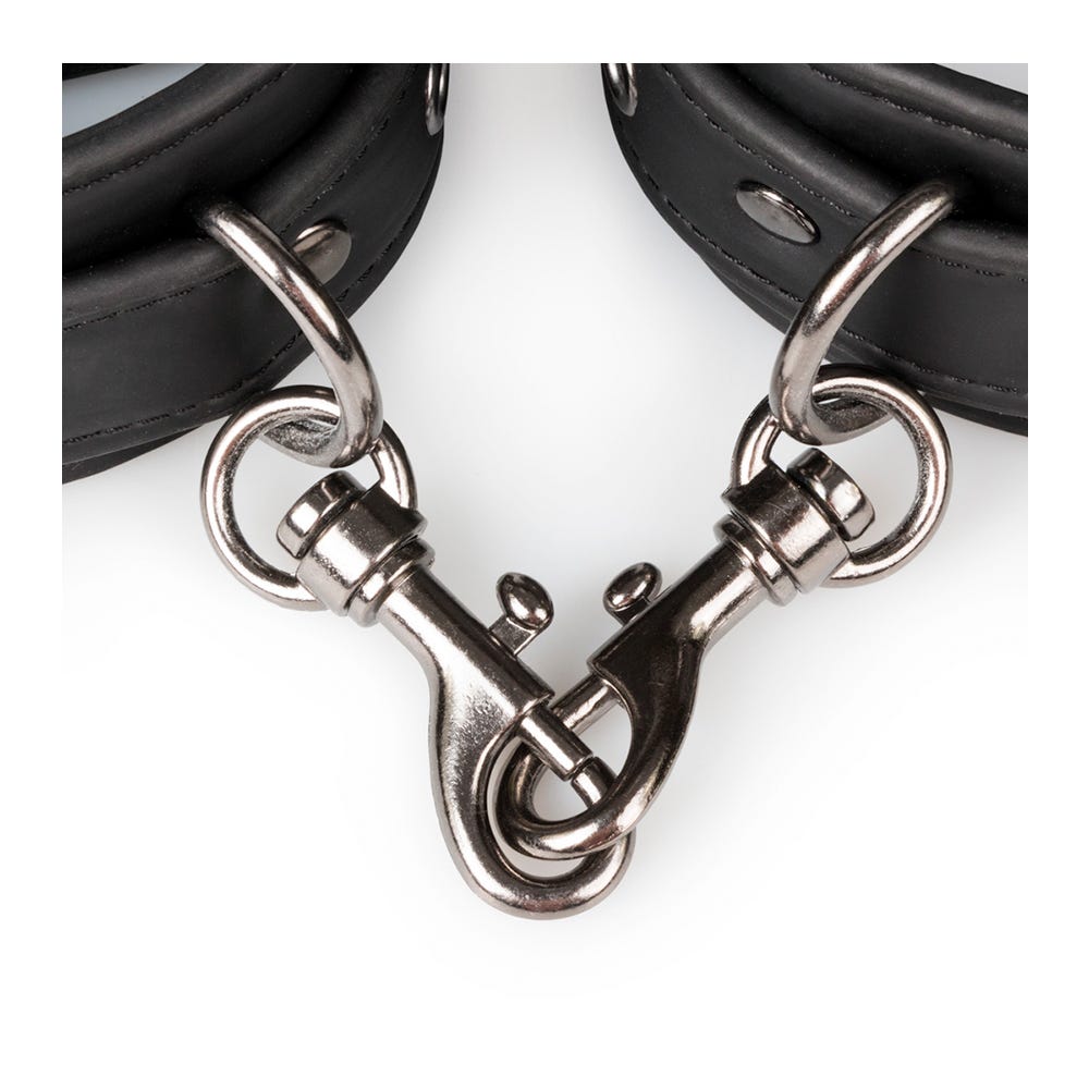 Detaljbild av hakarna i metall på Easytoys Black Leather Handcuffs