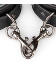 Detaljbild av hakarna i metall på Easytoys Black Leather Handcuffs