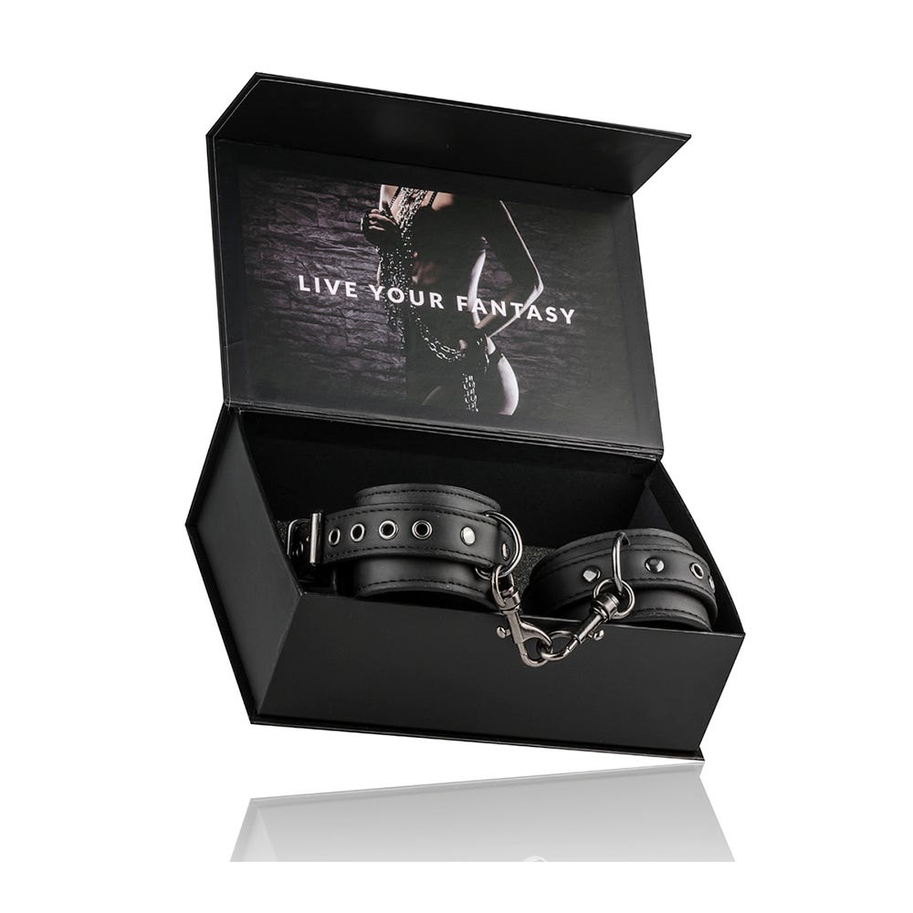 Easytoys Black Leather Handcuffs i öppen svart förpacning 