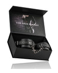 Easytoys Black Leather Handcuffs i öppen svart förpacning 