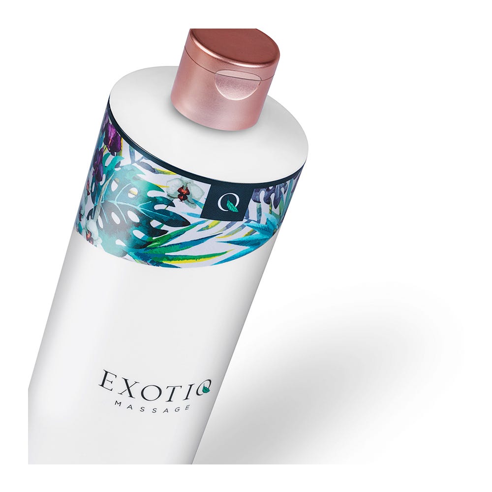 Närbild på Exotiq Body To Body Oil mot vit bakgrund.