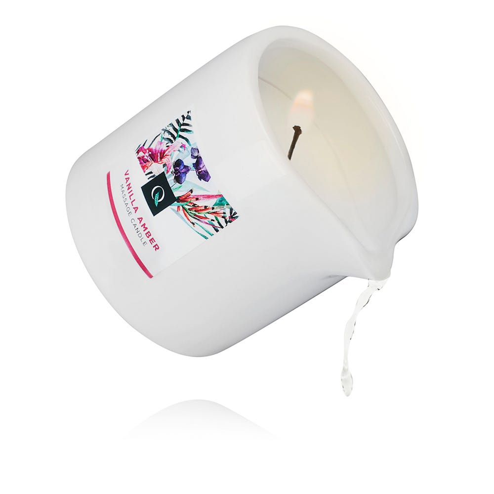 Exotiq Massage Candle Vanilla Amber lutandes mot vit bakgrund med rinnande stearin.