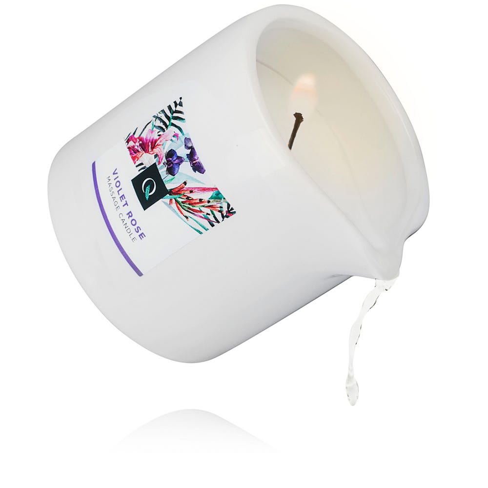 Exotiq Massage Candle Violet Rose hällandes stearin mot vit bakgrund.