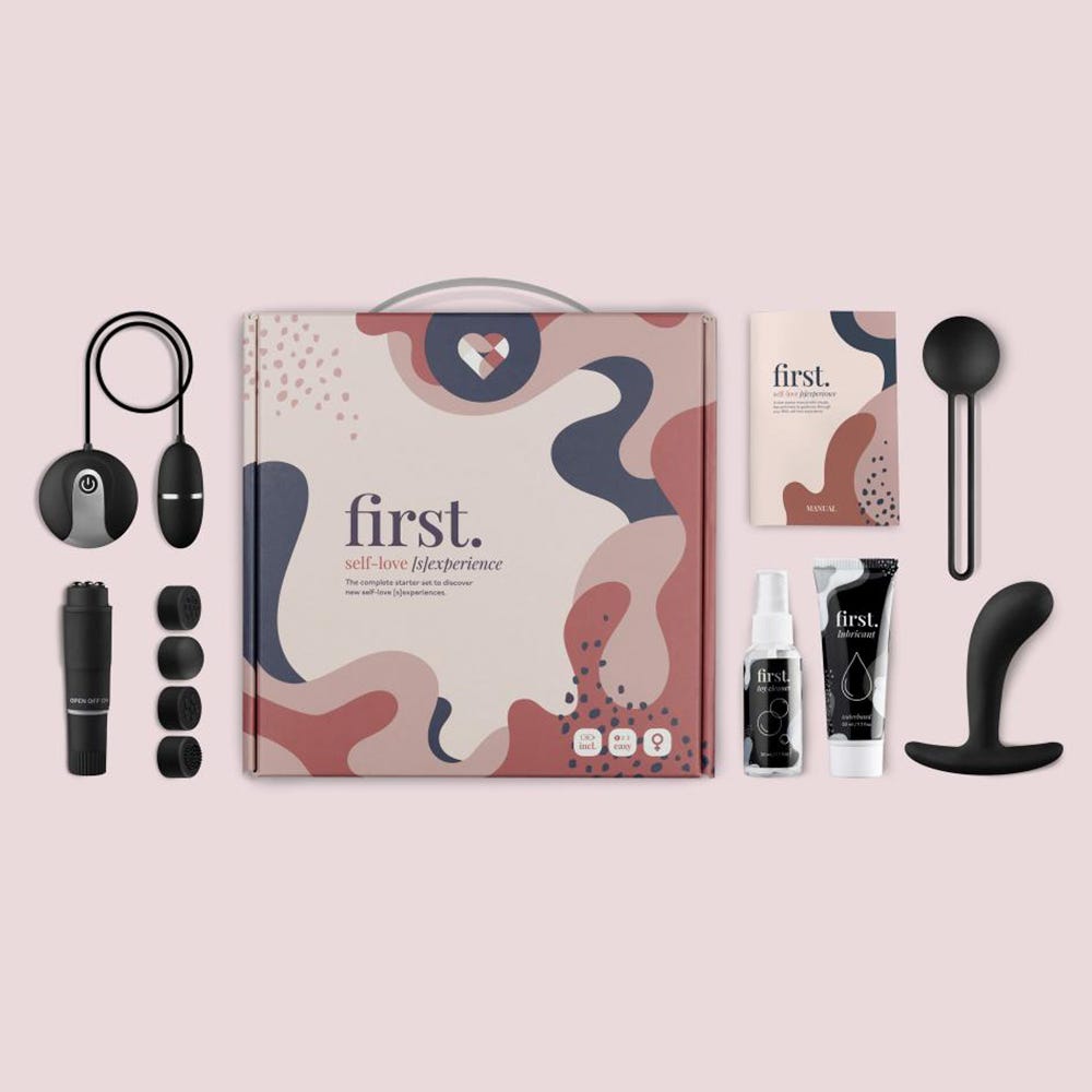 Innehållet av First Self-Love (S)Experience Starter Set  ståendes mot rosa bakgrund.