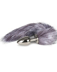 Fox Tail Plug No. 4 Silver liggandes mot vit bakgrund.