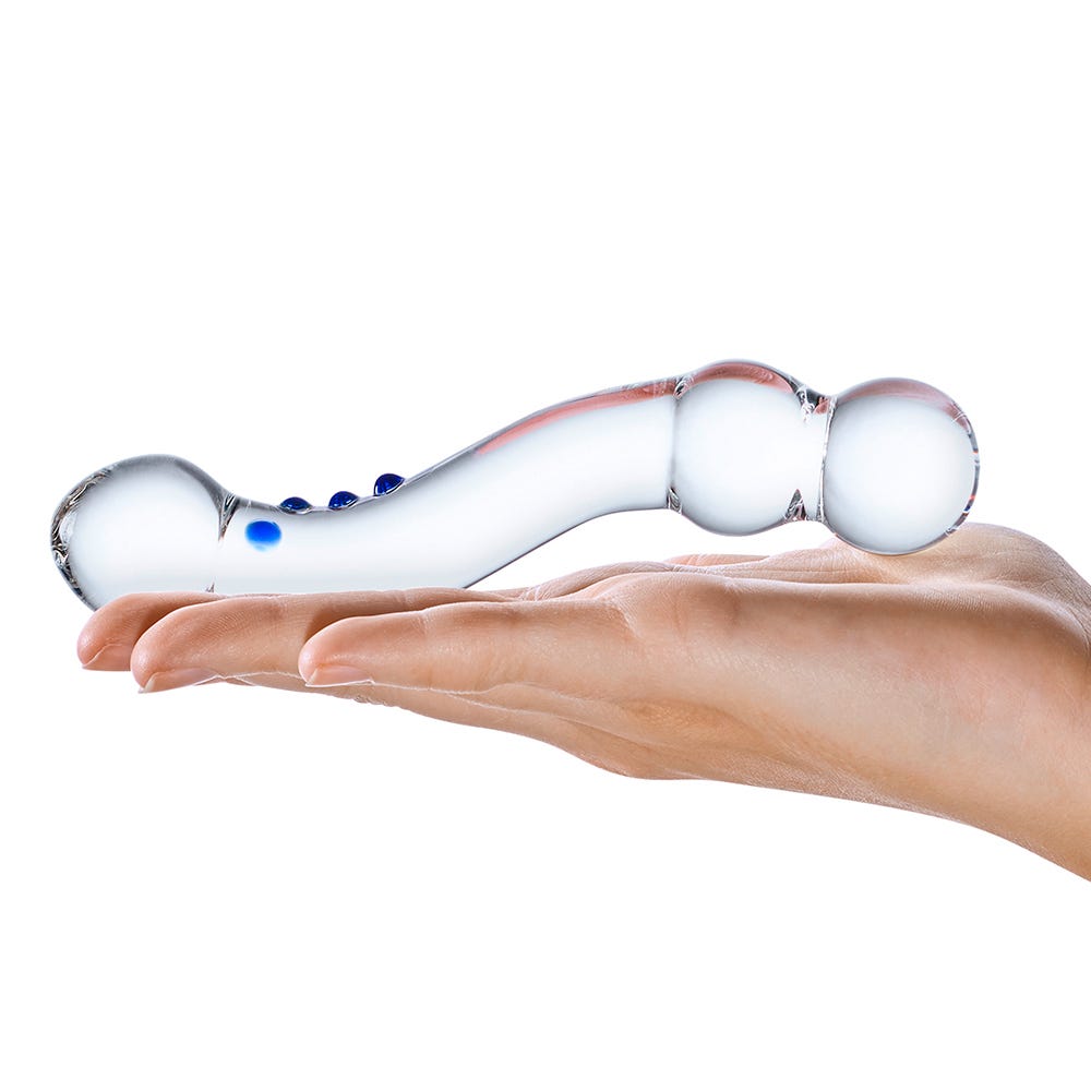 Gläs Curved G-spot Glasdildo liggandes på en hand mot vit bakgrund.