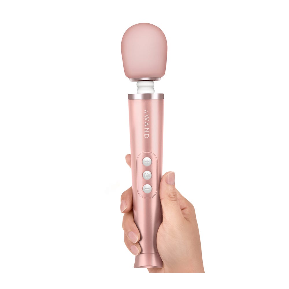 hand som håller i Le Wand Petite Vibrating Massager Rose Gold