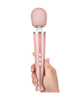 hand som håller i Le Wand Petite Vibrating Massager Rose Gold