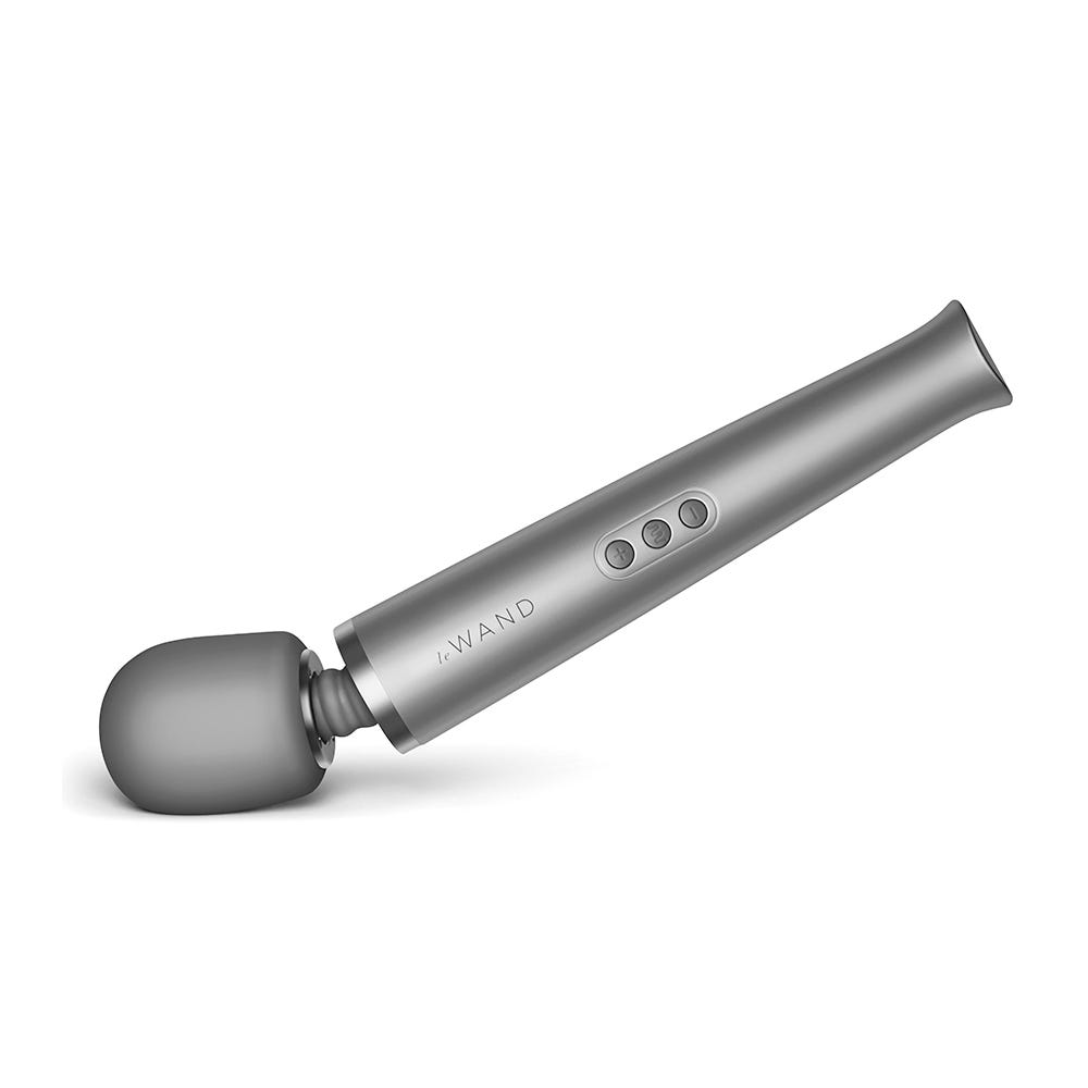 Le Wand - Rechargeable Massager liggandes mot vit bakgrund.