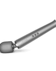 Le Wand - Rechargeable Massager liggandes mot vit bakgrund.