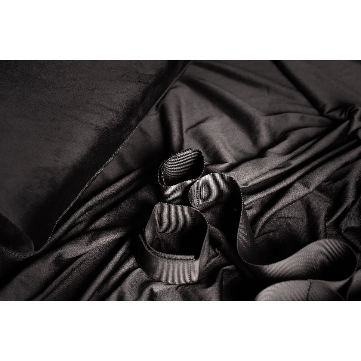 Ouch! bondageset i svart nylon med justerbara remmar