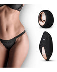 Panty Rebel Vibrating Tanga Thong, kvinnlig kropp och produkttillbehör mot vit bakgrund.