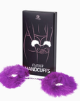Secret Play Fuzzy Handcuffs i lila – mjuka fjäderklädda handbojor med kromad kedja