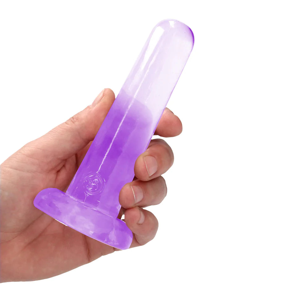 Hand håller i en RealRock Crystal Clear Dildo med Sugkopp 13,5 cm