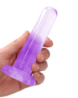 Hand håller i en RealRock Crystal Clear Dildo med Sugkopp 13,5 cm