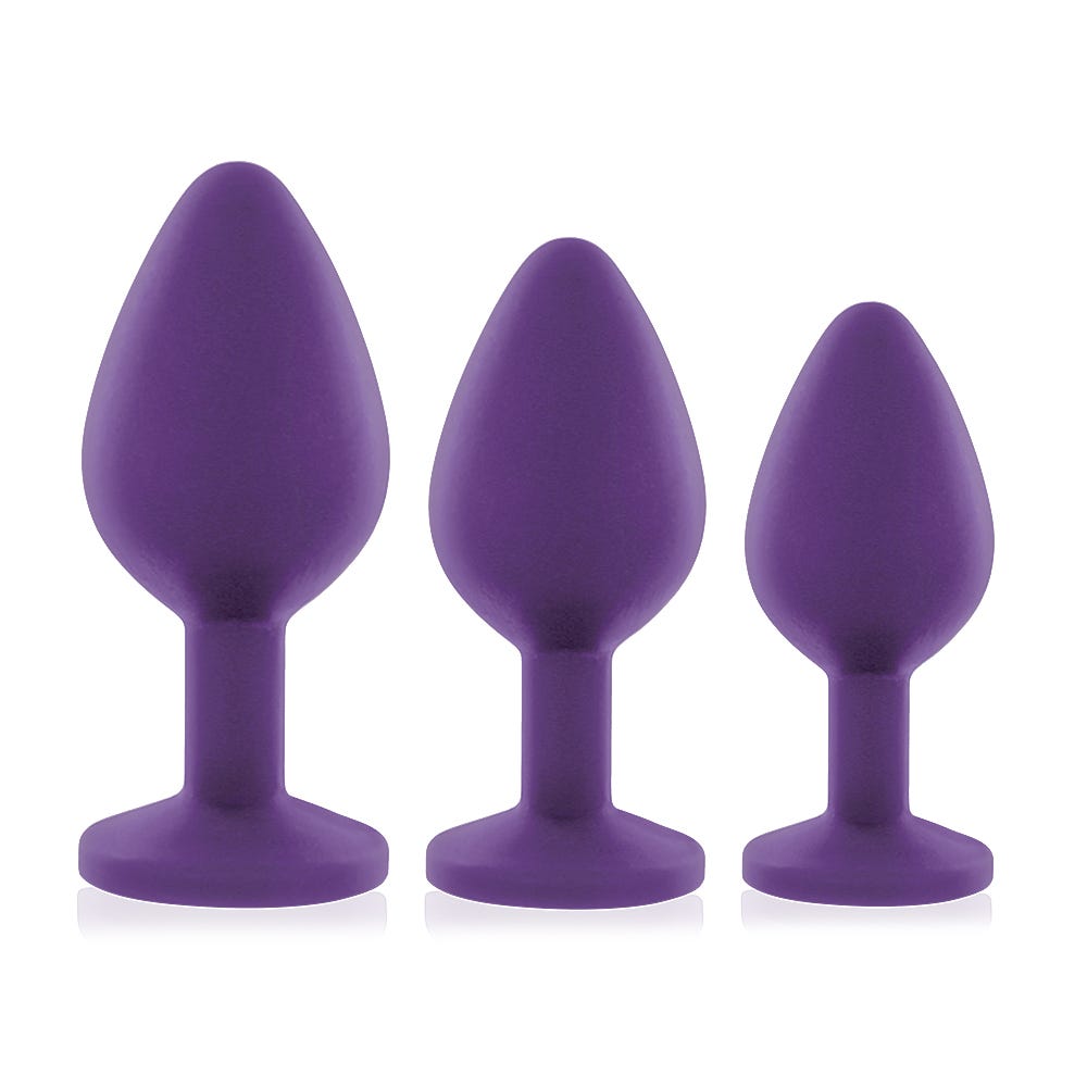 Rianne S Booty Butt Plug Set Lila tre analpluggar ståendes mot vit bakgrund.