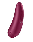 Sidvinkel av Satisfyer Curvy 1+ Rose Red Appstyrd Lufttrycksvibrator mot vit bakgrund.