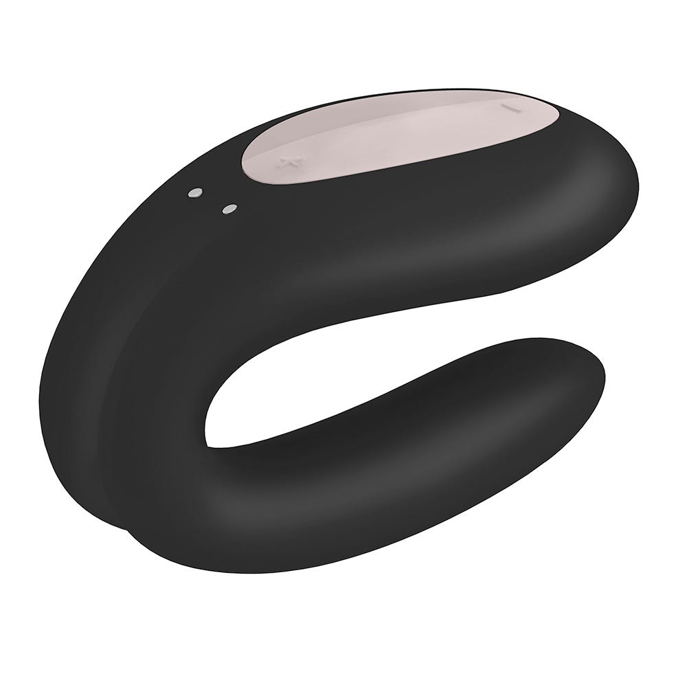 Satisfyer Double Joy Black Appstyrd Parvibrator från sidan med ladduttaget i fokus. Knapparna är synliga.