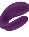 Satisfyer Double Joy Violet Appstyrd Parvibrator snett underifrån. Mot vir bakgrund.