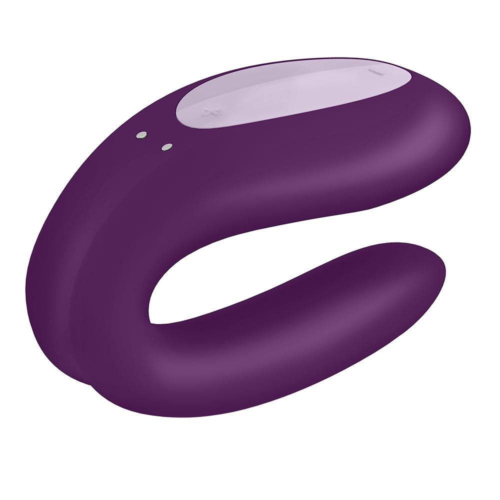 baksidan av Satisfyer Double Joy Violet Appstyrd Parvibrator. Ladduttaget i fokus och knappar på ovansidan.