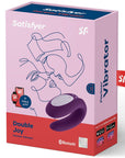 förpackningen av Satisfyer Double Joy Violet Appstyrd Parvibrator. Rosa kartong och röda detaljer.