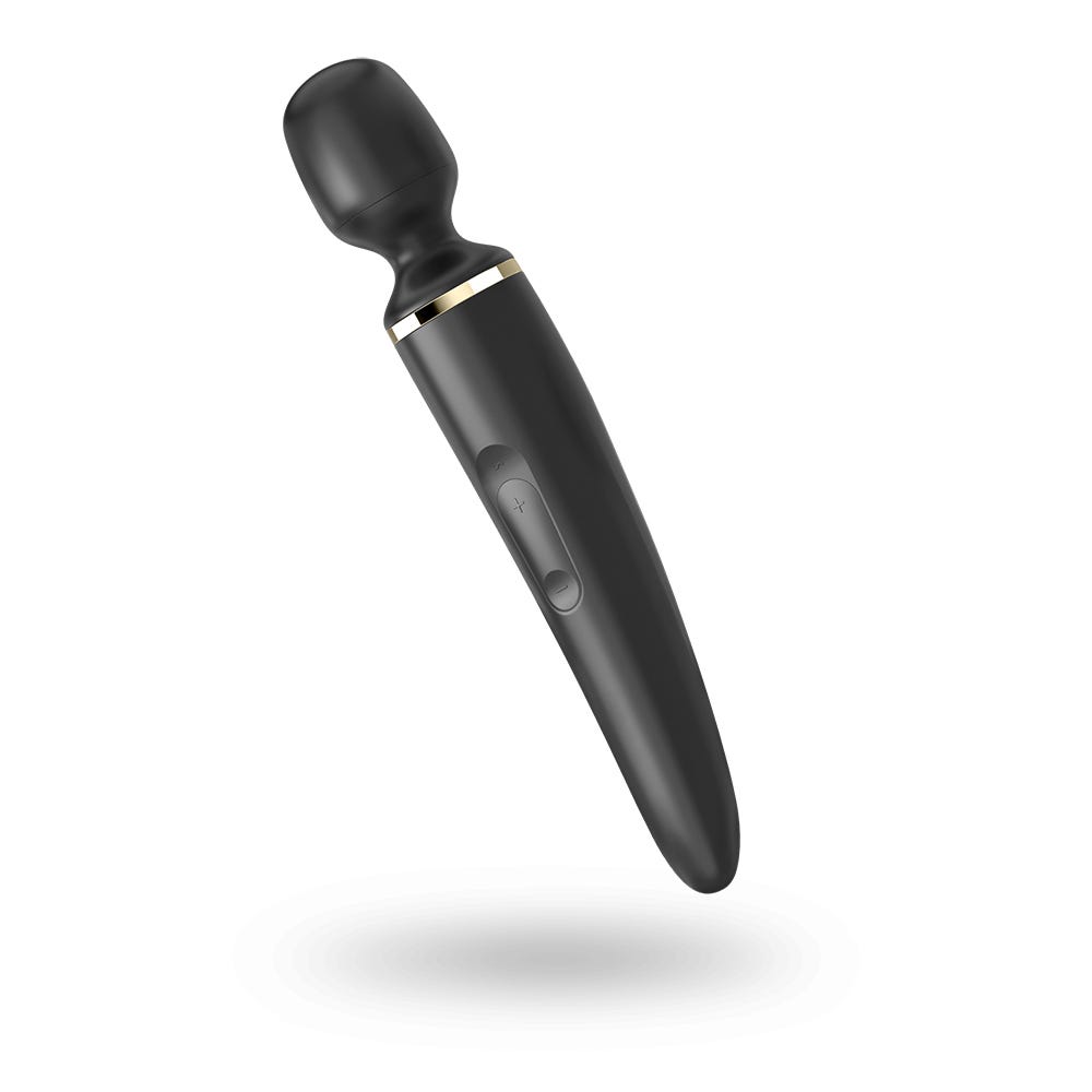 Satisfyer Wand-er Woman Black lutandes mot vit bakgrund.