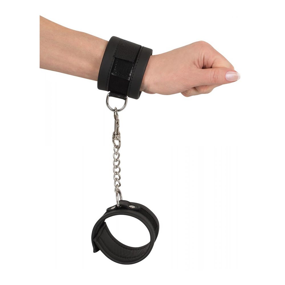 En kvinnohand iförd Vegan Handcuffs Black