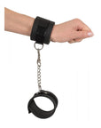 En kvinnohand iförd Vegan Handcuffs Black