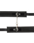 Vegan Handcuffs Black ihopsatta med en metallkedja