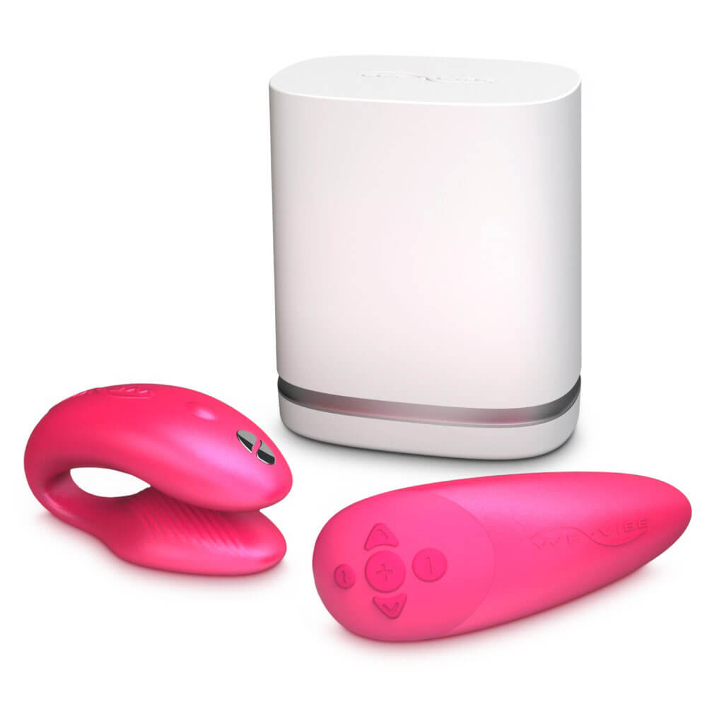 We-Vibe Chorus Cosmic Pink Samlagsvibrator med etui för att ladda produkten och fjärrkontroll.