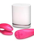 We-Vibe Chorus Cosmic Pink Samlagsvibrator med etui för att ladda produkten och fjärrkontroll.