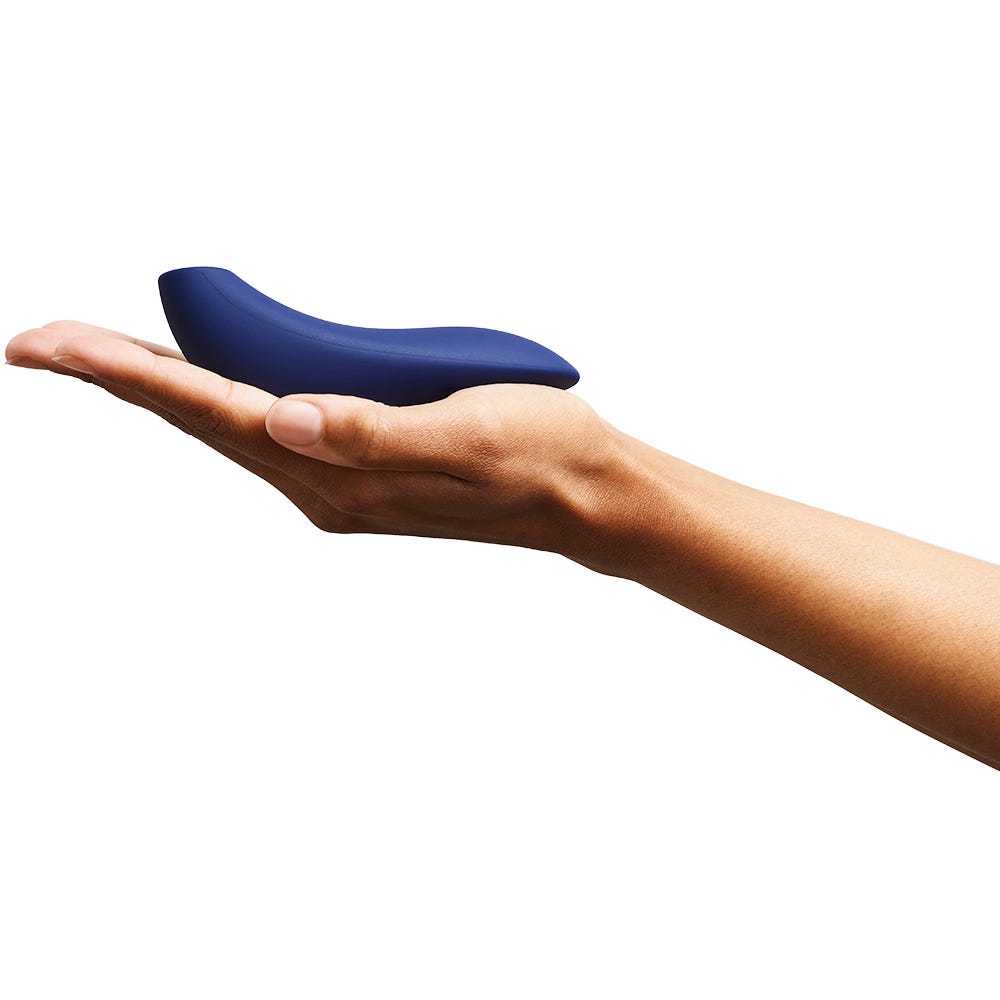 We-Vibe Melt Blue Appstyrd Lufttrycksvibrator som ligger i en hand. 