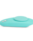 We-Vibe Moxie Trosvibrator liggandes mot vit bakgrund.