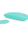 We-Vibe Moxie Trosvibrator och magnet mot vit bakgrund.