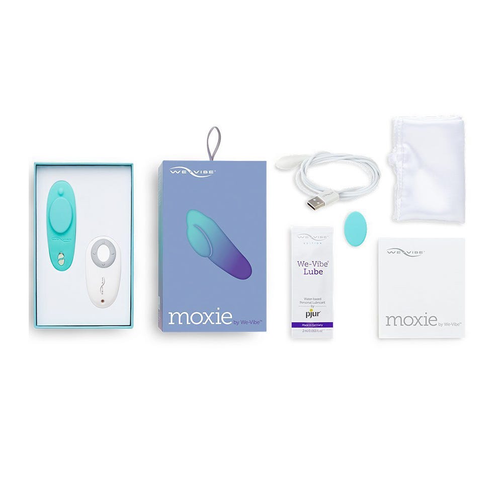 We-Vibe Moxie Trosvibrator och tillbehör mot vit bakgrund.