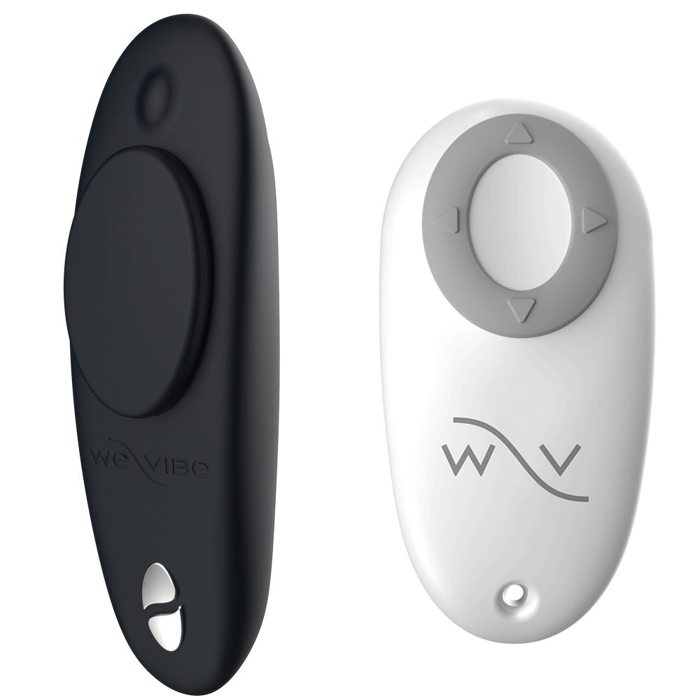 We-Vibe Moxie Satin Black Trosvibrator och fjärrkontroll mot vit bakgrund.