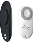 We-Vibe Moxie Satin Black Trosvibrator och fjärrkontroll mot vit bakgrund.