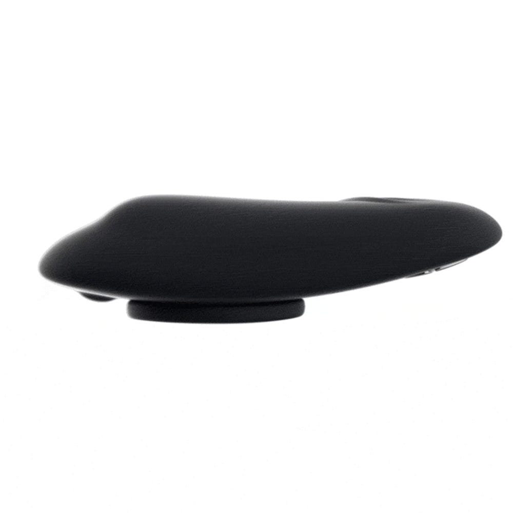 We-Vibe Moxie Satin Black Trosvibrator liggandes mot vit bakgrund.