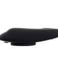 We-Vibe Moxie Satin Black Trosvibrator liggandes mot vit bakgrund.