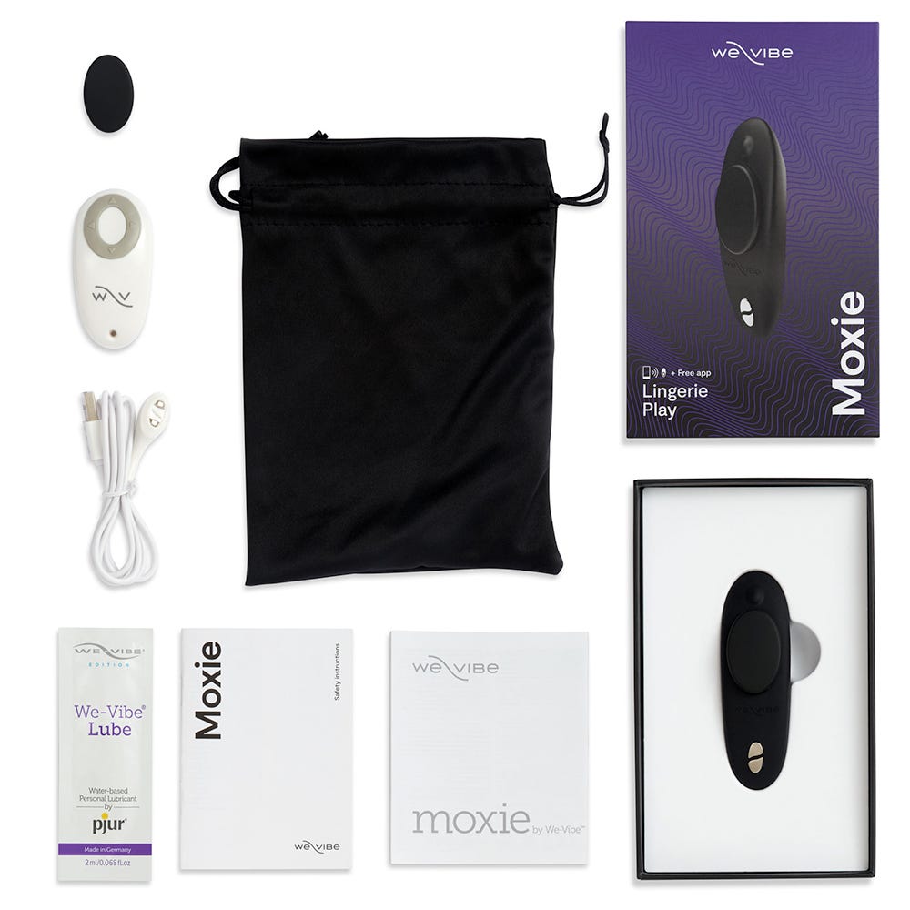 We-Vibe Moxie Satin Black Trosvibrator och tillbehör mot vit bakgrund.