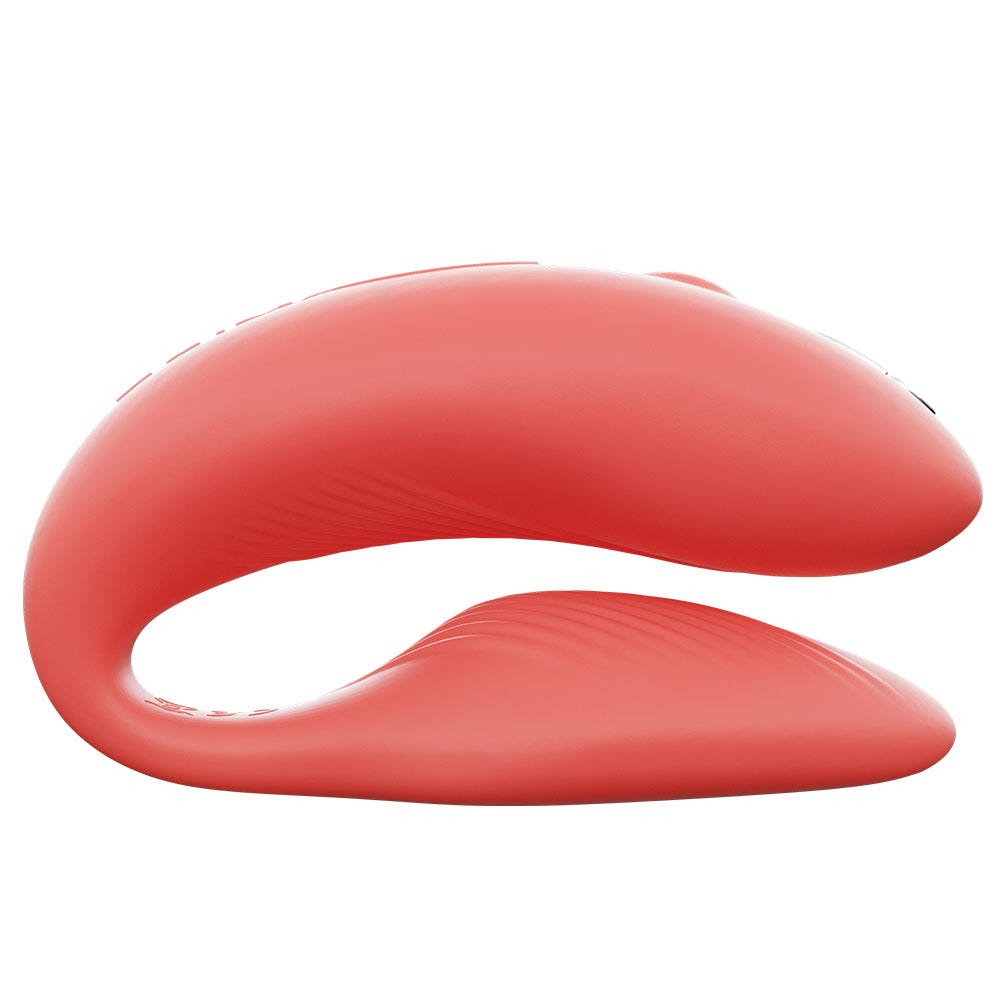 We-Vibe Chorus Crave Coral Samlagsvibrator från sidan mot vit bakgrund.