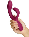 Kvinnlig hand håller i We-vibe Nova 2 Rabbitvibrator mot vit bakgrund