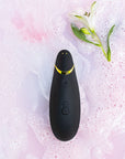 vattentät lufttrycksvibrator Womanizer Premium 2 Black. Skum i vattnet med blomma